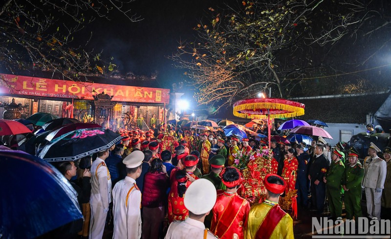 [In Pictures] Thousands of tourists flock to the seal opening ceremony at Nam Dinh’s Tran Temple