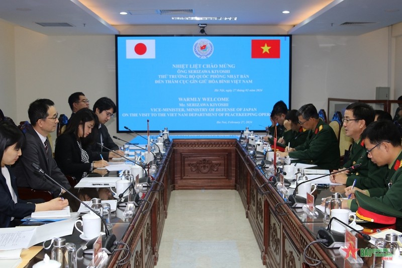 At the meeting between the Japanese delegation and representatives from the Vietnam Department of Peacekeeping Operations in Hanoi on February 27. (Photo: qdnd.vn)