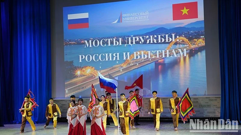 Images of the national flags of Vietnam and Russia at event.