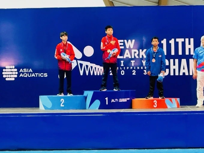 Phung Chi Kien (C) wins Vietnam's only gold medal at the 11th Asian Age Group Aquatics Championships' diving event (Photo: VNA)