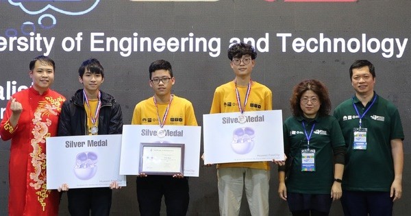 The three-member Sudo team from the University of Engineering and Technology under the Vietnam National University-Hanoi receives a silver medal. (Photo: ICPC Asia Pacific Championship Organising Board)