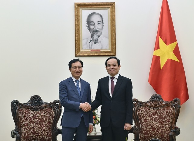 Deputy Prime Minister Tran Luu Quang (R) and General Director of Samsung Vietnam Choi Joo Ho. (Photo: VGP)