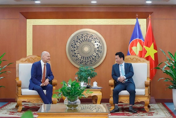 Minister of Natural Resources and Environment Dang Quoc Khanh (R) and Ambassador of the Netherlands to Vietnam Kees van Baar, Hanoi on March 4. (Photo: VNA)