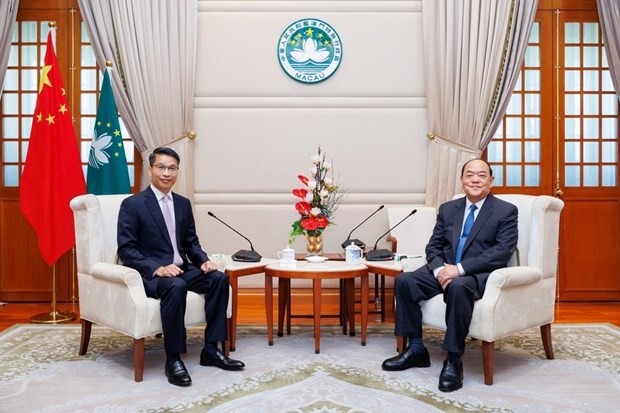 Chief Executive of the Macau Special Administrative Region Ho lat Seng (R) receives Vietnamese Consul General in Hong Kong and Macau (China) Pham Binh Dam. (Photo: VNA)
