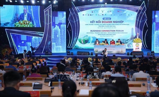 The forum is attended by representatives of 25 diplomatic delegations and over 100 leaders of EuroCham businesses. (Photo: VNA)