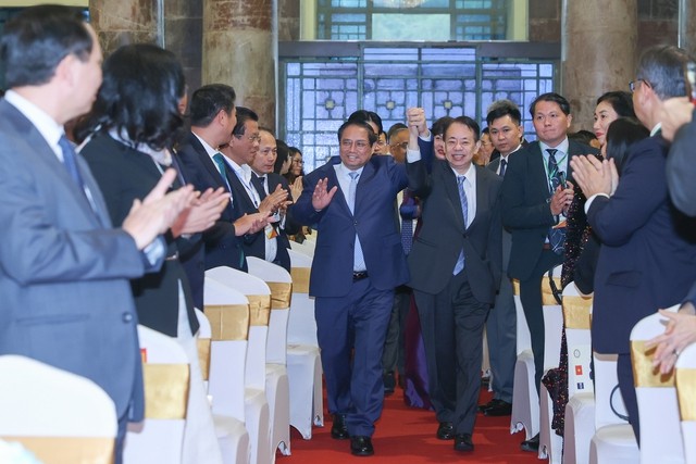 Prime Minister Pham Minh Chinh (left) and ADB President Masatsugu Asakawa at the celebration. (Photo: VGP)