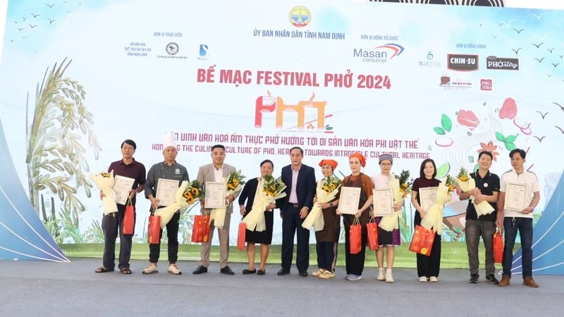 The organising committee presents certificates of participation in the 2024 Pho Festival to representatives of Pho brands from across the country.