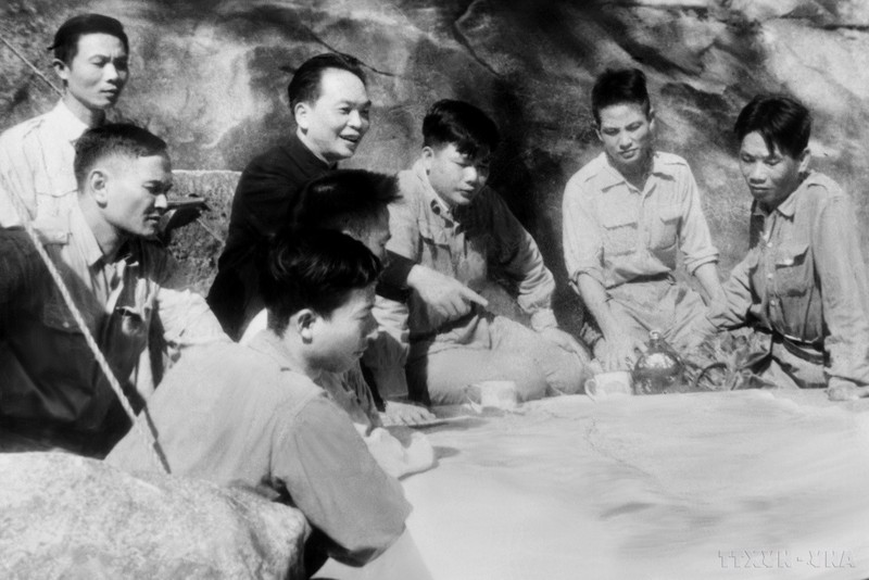 The Campaign Command under the direct direction of General Vo Nguyen Giap is discussing battle plans for each battle. (Photo: VNA)