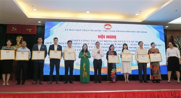 VFF Ho Chi Minh City award certificates of merit to 187 groups and 52 individuals for their contributions to the fundraising last year in the city. (Photo: VNA)