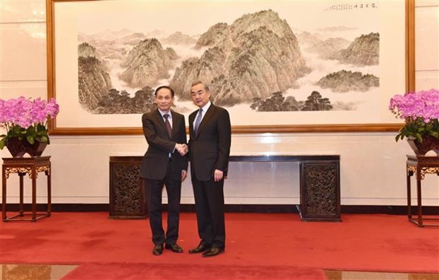 Chairman of the CPV Central Committee's Commission for External Relations Le Hoai Trung (L) and Politburo member, Director of the Office of the CPC Central Committee’s Commission for Foreign Affairs and Minister of Foreign Affairs Wang Yi. (Photo: VNA)