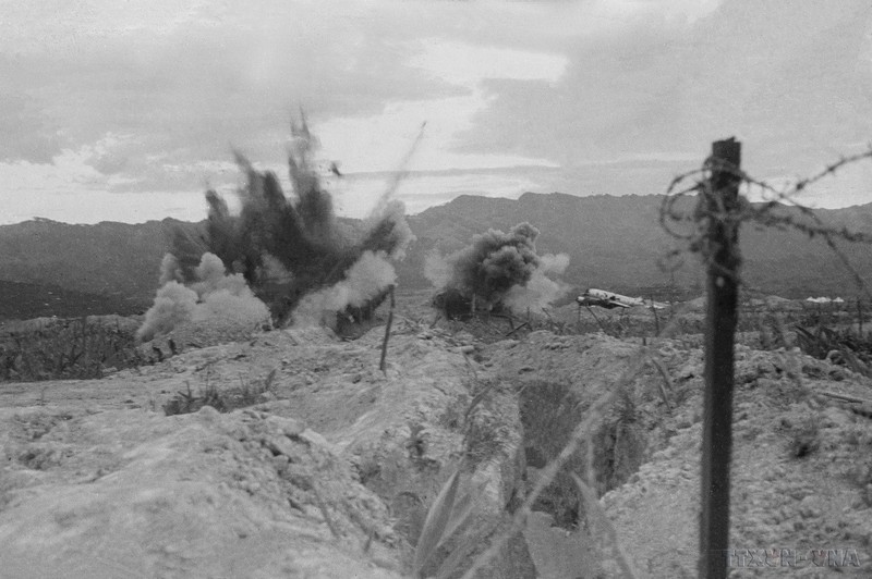 Position No.206 on fire due to being hit by Vietnamese soldiers' artillery and on fire. (Photo: VNA)