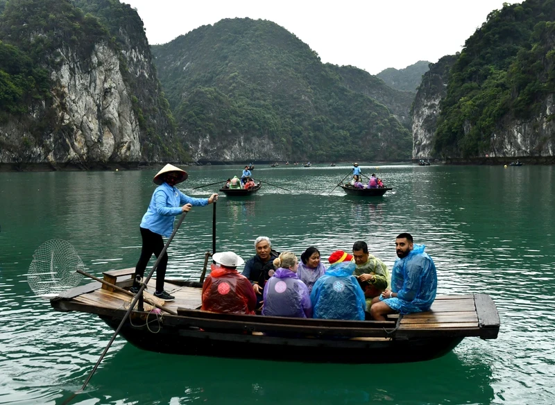Foreign tourists visit and explore the beauty of Lan Ha Bay, Hai Phong province. (Photo by NGUYEN DANG)