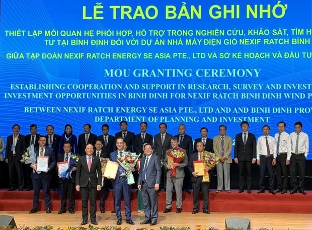 The Binh Dinh People's Committee hands over cooperation deals and MoUs to investors at the investment promotion conference on March 29. (Photo: VNA)