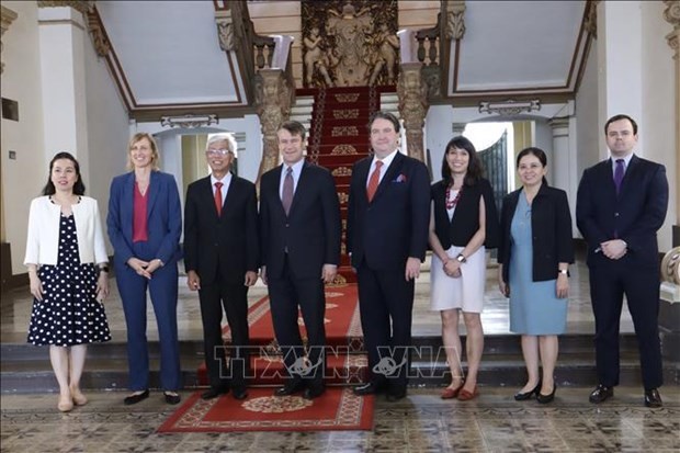 Vice Chairman of the Ho Chi Minh City People's Committee Vo Van Hoan (third, from left) receives US Senator from Indiana state Todd Young (fourth, from left) on March 29. (Photo: VNA)