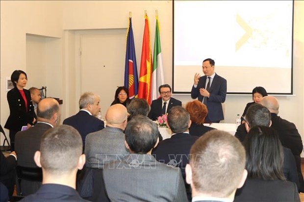 Vietnamese Ambassador to Italy Duong Hai Hung speaks at the meeting with businesses from Italy’s regions of Puglia and Basilicata. (Photo: VNA)