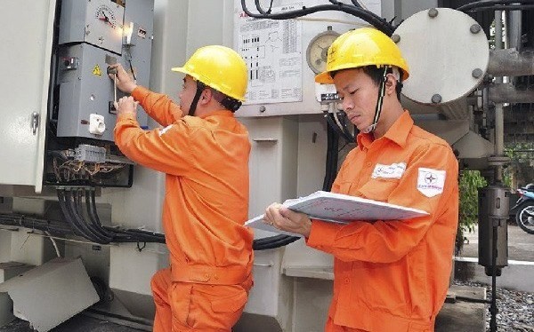 EVN technicians perform routine maintenance at a power station in HCM City. (Photo: VNA)