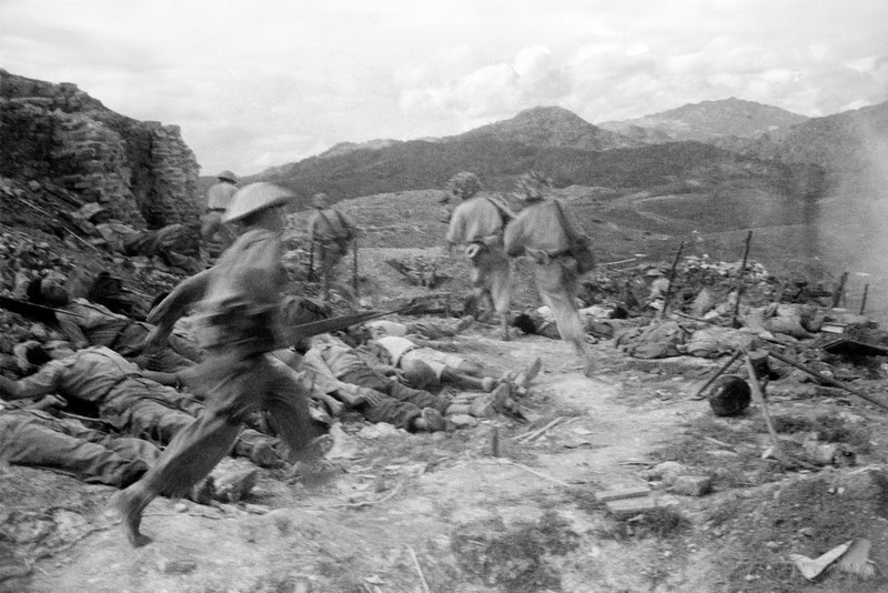 Vietnamese soldiers' units attacking the enemy on hill A1. (Photo: VNA)