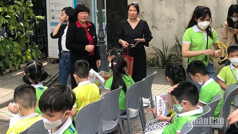 Children excitedly participate in the book introduction activity of Vietnamese Women's Publishing House within the framework of 2022 Vietnam Book and Reading Culture Day.