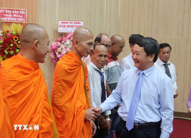 Minister - Chairman of the Government’s Committee for Ethnic Minority Affairs Hau A Lenh extends greetings and best wishes to the Khmer ethnic community in Kien Giang on the occasion of Chol Chnam Thmay festival. (Photo: VNA)