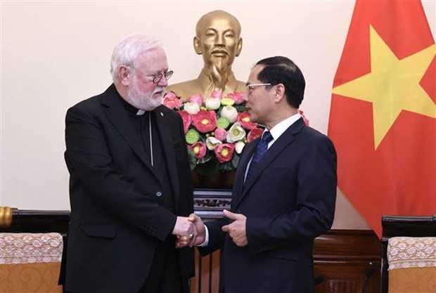 Minister of Foreign Affairs Bui Thanh Son (right) and Archbishop Paul Richard Gallagher, Secretary for Relations with States and International Organisations of the Vatican. (Photo:VNA)