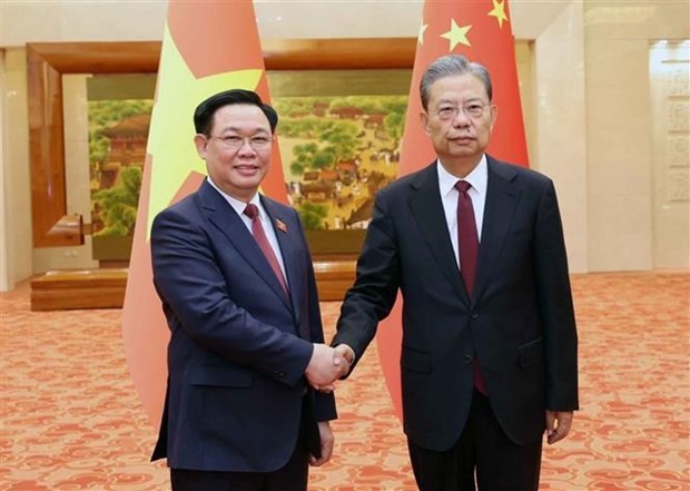 Vietnamese National Assembly Vuong Dinh Hue (L) and Chairman of the Standing Committee of the National People's Congress (NPC) of China Zhao Leji (Photo: VNA)