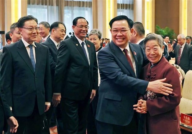 NA Chairman Vuong Dinh Hue (second from right) and a Chinese delegate at the people’s friendship meeting in Beijing on April 9. (Photo: VNA)