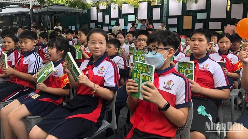 Students of Dien Bien Primary School (Hanoi) participate in an exchange at the Book Fair to celebrate Vietnam Book and Reading Culture Day 2023.