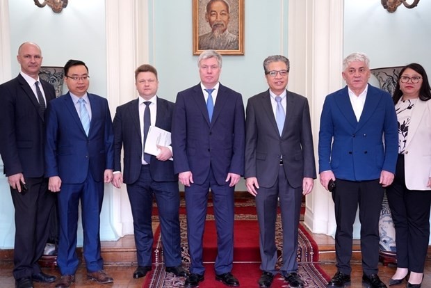 A delegation from Russia’s Ulyanovsk region led by its Governor Aleksey Yurevich Russkich visits the Vietnamese Embassy in Moscow. (Photo: VNA)