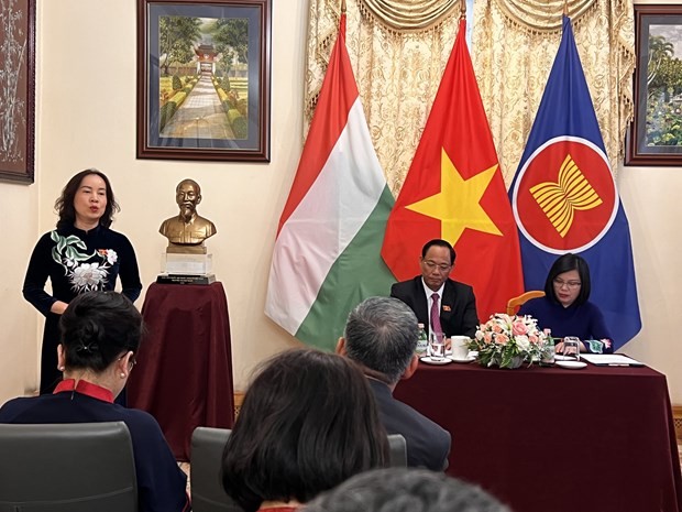 Vietnamese Ambassador to Hungary Nguyen Thi Bich Thao (L) speaks at the meeting with NA Vice Chairman Tran Quang Phuong (Photo: VNA)