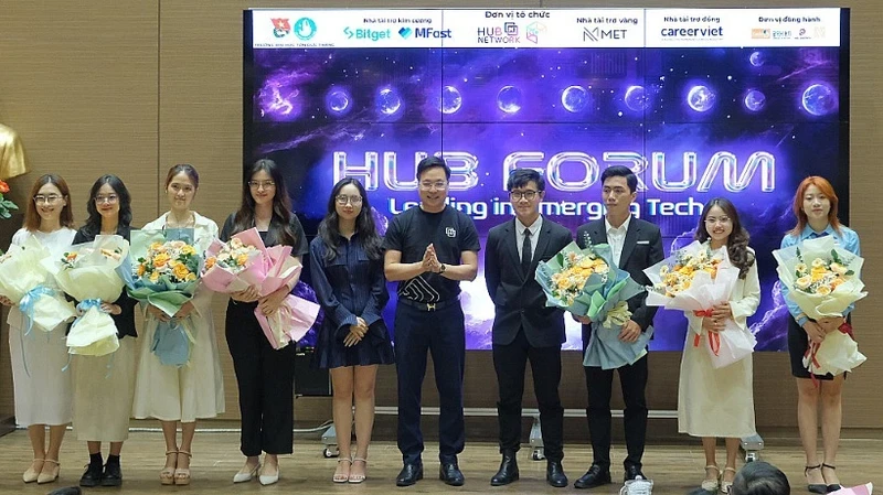 Representatives of the organising board of the programme presented flowers to congratulate the members of the Ho Chi Minh City Startup, Innovation and Digital Transformation Club Network.