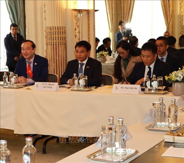 Minister of Transport Nguyen Van Thang (middle) at the working session. (Photo: VNA)