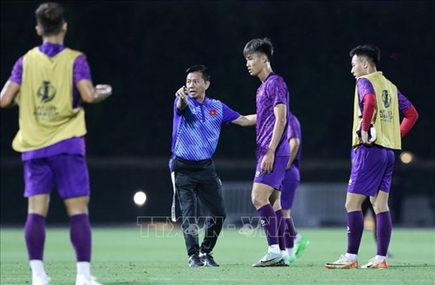 Coach Hoang Anh Tuan leads a training session of Vietnam's U23 team at AL Erssal Stadium in Qatar. (Photo: VFF/VNA)