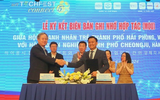 The Hai Phong Young Entrepreneurs Association and the RoK’s Cheongju City Business Association sign a memorandum of understanding on cooperation at the event. (Photo: VNA)