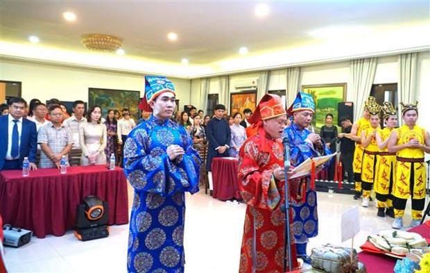 Nguyen Quoc Hoang, Vice President of the Malaysia - Vietnam Friendship Association, presides over ritual to commemorate Hung Kings. (Photo: VNA)