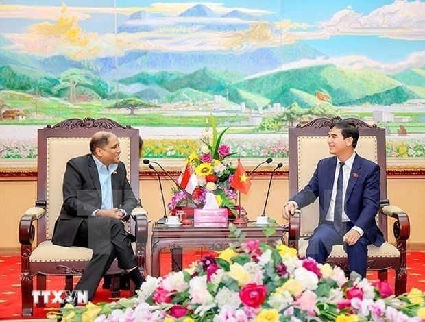 Singaporean Ambassador to Vietnam Jaya Ratnam pays a working visit to Vinh Phuc province on April 15.(Photo: VNA)