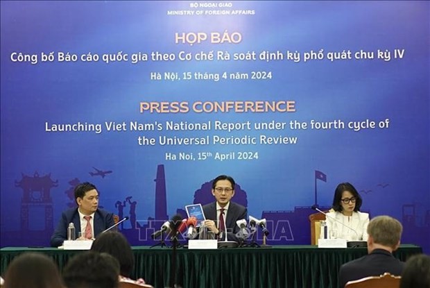 Deputy Minister of Foreign Affairs Do Hung Viet (middle) chairs the press conference. (Photo: VNA)