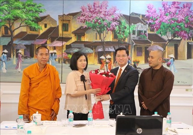 Vietnamese Ambassador to India Nguyen Thanh Hai (second from right) presents flowers to congratulate Nguyen Huynh Khanh Linh on re-election as President of the Vietnamese Community Association in India (Photo: VNA)