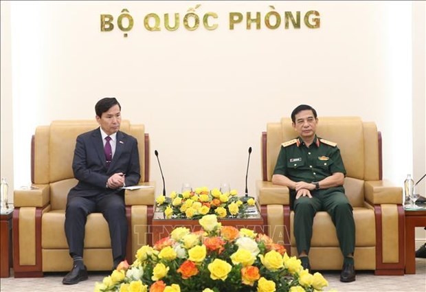 Vietnamese Minister of National Defence General Phan Van Giang (R) and Deputy Defence Minister of the Republic of Korea (RoK) Kim Seon Ho. (Photo: VNA)
