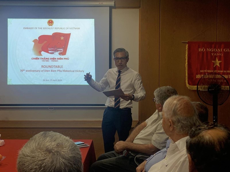 Vietnamese Ambassador to Israel Ly Duc Trung speaks at the symposium to commemorate the 70th anniversary of the Dien Bien Phu Victory (May 7, 1954-2024) in Israel on April 23. (Photo: VNA)