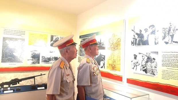 Two war veterans look at photos and exhibits at the event (Photo: vov2.vov.vn)