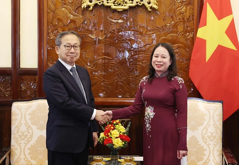Acting State President Vo Thi Anh Xuan (R) receives Japanese Ambassador to Vietnam Yamada Takio. (Photo: VNA)