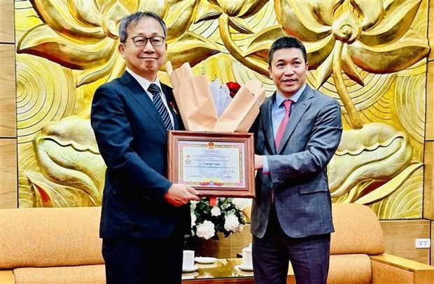 VUFO President Phan Anh Son presents the “For peace and friendship among nations” insignia to Japanese Ambassador to Vietnam Yamada Takio (left). (Photo: VNA)