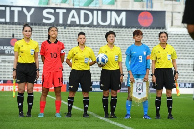 Referee Bui Thi Thu Trang (holding the ball), and assistant referee Nguyen Thi Hang Nga (first from right). (Photo: vff.org.vn/)