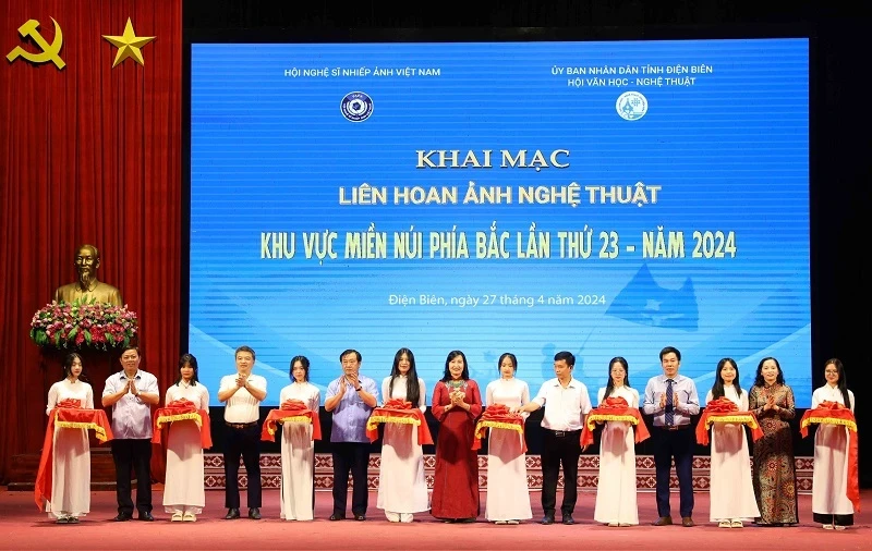 Leaders of the People's Committee of Dien Bien province and leaders of the Vietnam Union of Literature and Arts Associations cut the ribbon to open the 23rd Photography Festival of the Northern Mountainous Provinces 2024.