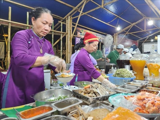 With 71 booths, food lovers have a chance to enjoy the fine taste of traditional Hue dishes and explore the quintessence of dishes of three regions across the country (Photo: VNA)
