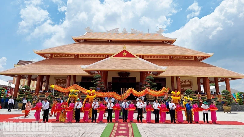 Deputy Prime Minister Le Minh Khai, along with leaders of central and local ministries, departments, and branches, cuts the ribbon to inaugurate the temple.