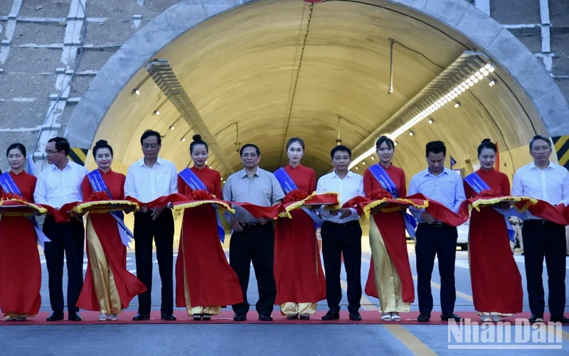 Prime Minister Pham Minh Chinh (tenth from left) and delegates cut the ribbon to inaugurate Cam Lam-Vinh Hao expressway.