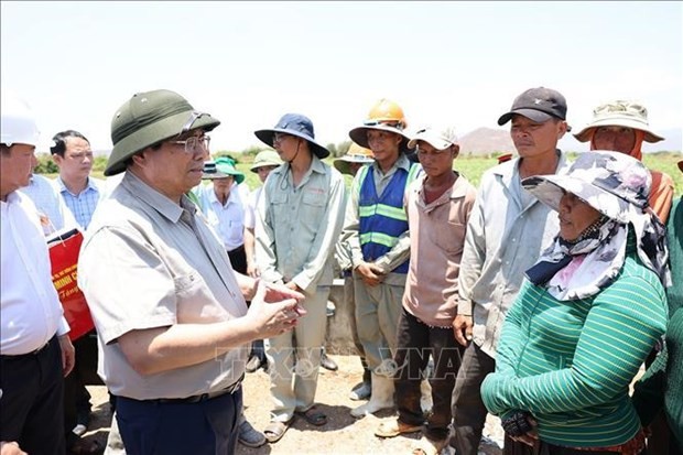 Prime Minister Pham Minh Chinh (L) directs drought combat in Ninh Thuan (Photo: VNA)