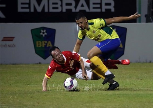 Friendly match between Vietnamese football players (red) and a team of Brazilian football legends (Photo: VNA)