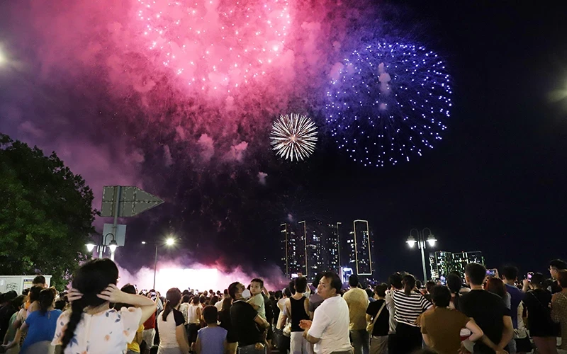 Thousands of people in Ho Chi Minh City were delighted by the 15-minute fireworks display to celebrate the 49th anniversary of the Liberation of the South and National Reunification Day. (Photo: THE ANH)